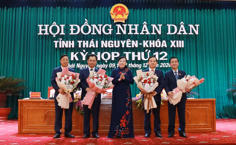 Đồng chí Nguyễn Thanh Hải, Ủy viên T.Ư Đảng, Bí thư Tỉnh ủy Thái Nguyên tặng hoa chúc mừng đồng chí Phạm Hoàng Sơn (thứ hai, bên phải), đồng chí Trịnh Việt Hùng (thứ hai, bên trái) và các đồng chí Đặng Xuân Trường (ngoài cùng, bên trái), Đỗ Đức Công (ngoài cùng, bên phải).