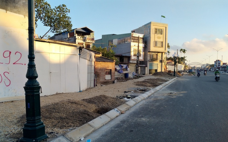 Ba ngôi nhà và thửa đất gần 700 m2 của gia đình anh Quang đã được giải tỏa, nay thành đường Hồ Sen - Cầu Rào 2 to đẹp. Vì lợi ích chung của cộng đồng -0
