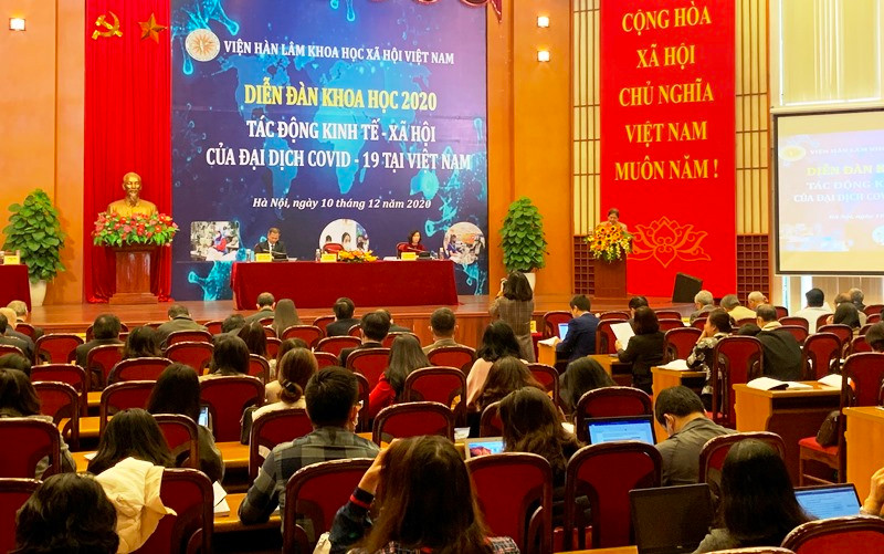 Gần 300 đại biểu dự diễn đàn khoa học.