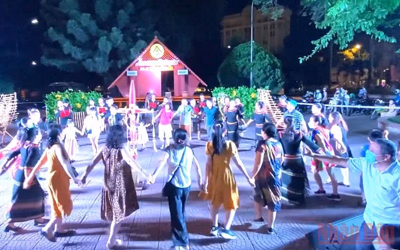 Du khách đến xem và giao lưu với các nghệ nhân diễn tấu cồng chiêng tại Chương trình biểu diễn văn hóa cồng chiêng phục vụ nhân dân và du khách được tổ chức tại Trung tâm Văn hóa tỉnh Đắk Lắk.