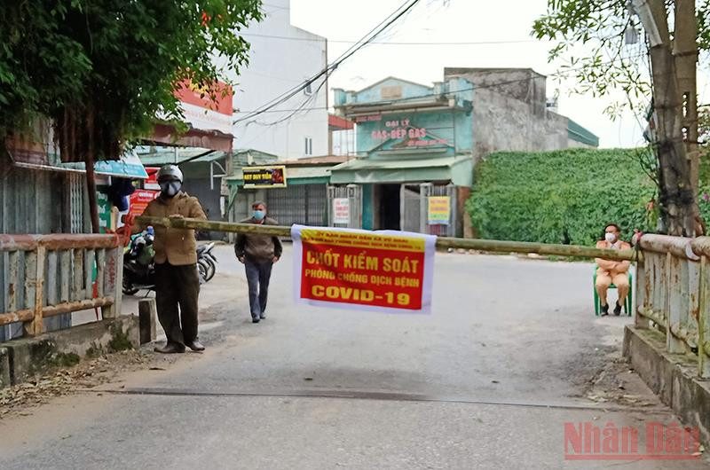 Chốt kiểm soát tại xã Vũ Đoài (Vũ Thư), nơi phát hiện nhiều ca F0 trong Công ty Spectre Việt Nam. Vũ Thư dồn sức dập dịch -0
