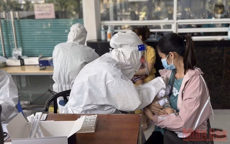 Phụ huynh đưa trẻ đi khám do nghi ngờ mắc Covid-19 tại Bệnh viện Nhi Đồng 2.