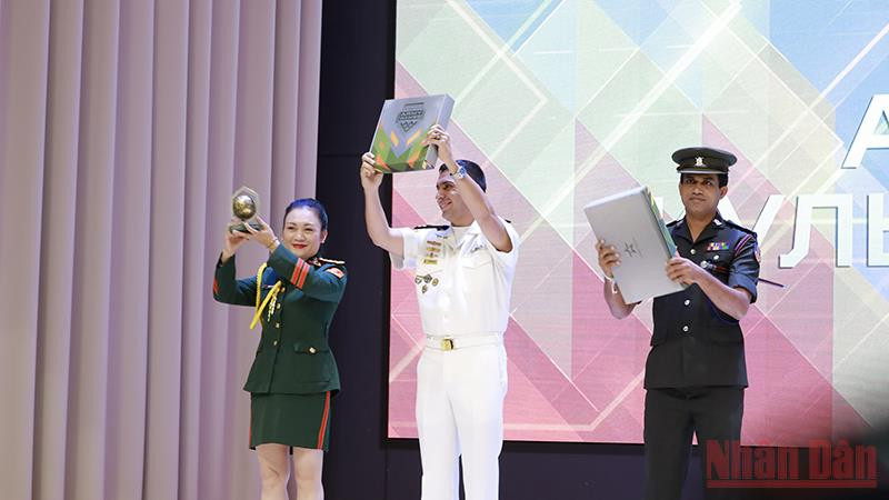 Đội tuyển Việt Nam đoạt 2 cúp tại nội dung Đội quân văn hóa. Ảnh: NGỌC THƯ Các đội tuyển Việt Nam có ngày thi đấu tốt tại Army Games 2021 -0