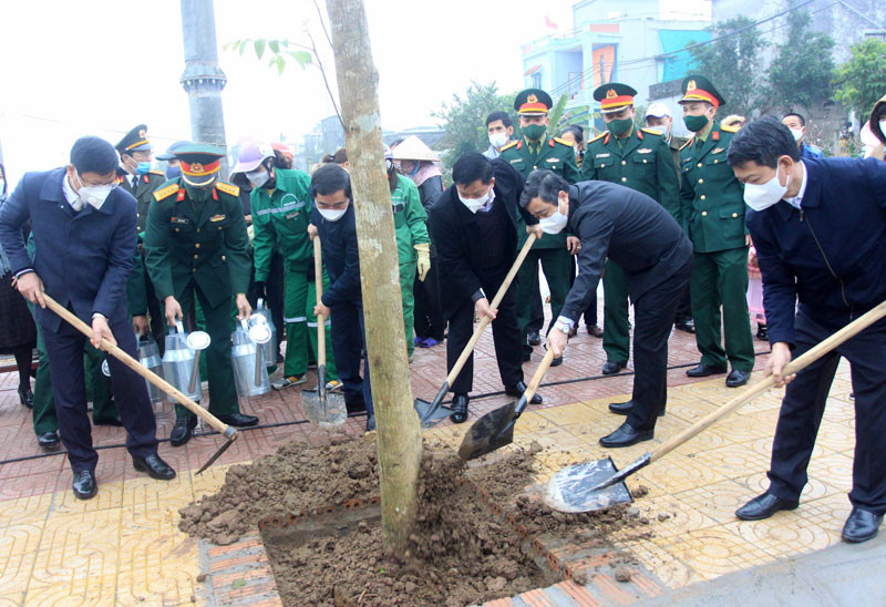 Lãnh đạo tỉnh Thái Bình trồng cây đầu năm tại tuyến đường Chu Văn An, thành phố Thái Bình.