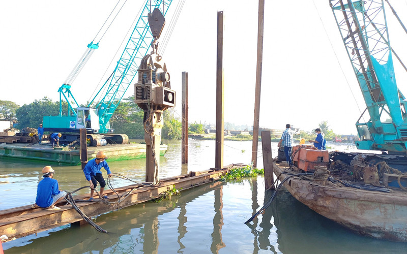 Công nhân bắt tay vào thi công để kịp tiến độ ngăn mặn, trữ ngọt. Tiền Giang đắp đập thép ngăn mặn, trữ ngọt -0