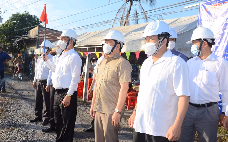 Lãnh đạo UBND tỉnh Tiền Giang phát lệnh khởi công đắp đập thép trên kênh Nguyễn Tấn Thành.