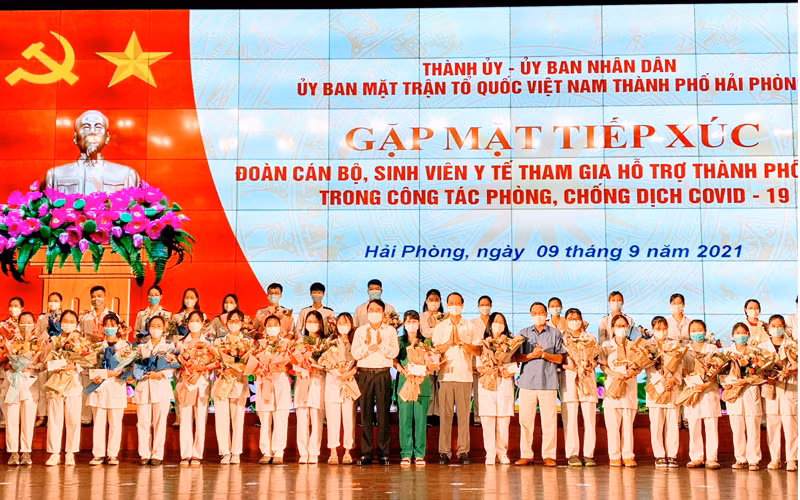 Lãnh đạo thành phố Hải Phòng gặp mặt, động viên đoàn các bộ y tế lên đường hỗ trợ Hà Nội chống dịch.