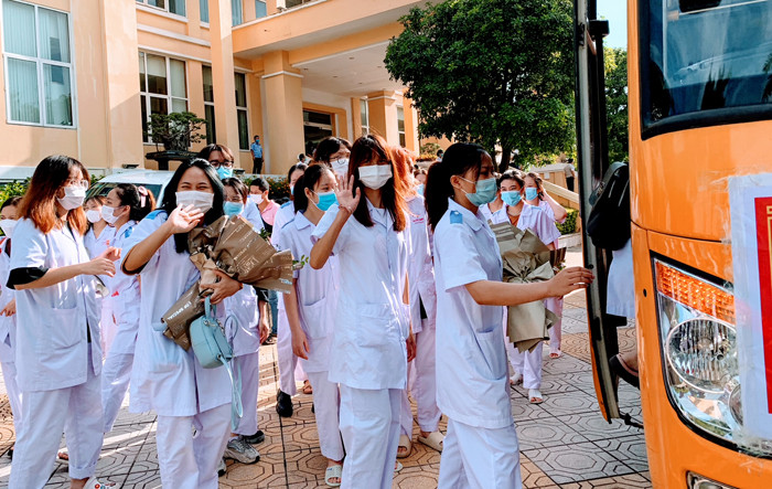 Các thành viên trong đoàn lên đường tham gia chống dịch tại Thủ đô Hà Nội. 200 cán bộ, bác sĩ, sinh viên Hải Phòng lên đường chi viện Hà Nội chống dịch -0