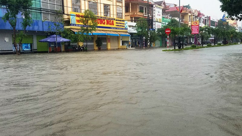 Đường phố Đồng Hới biến thành sông. Sạt lở núi san phẳng một trạm bảo vệ rừng Trường Sơn tại Quảng Bình -0