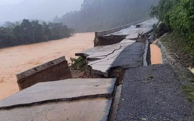 Đường Hồ Chí Minh nhánh tây, đoạn quan xã Trường Sơn, huyện Quảng Ninh (Quảng Bình) bị sạt lở, tắc đường. (Ảnh: HƯƠNG GIANG)