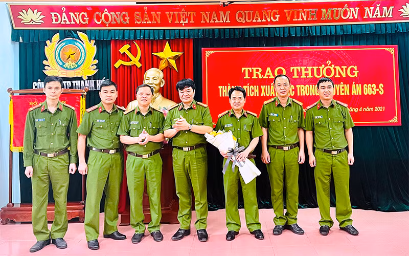 Lãnh đạo Công an tỉnh Thanh Hóa trao thưởng cho Ban chuyên án.