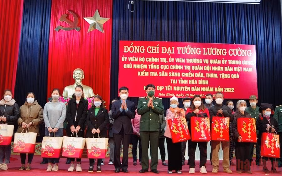 Đồng chí Lương Cường (giữa) tặng quà Tết cho các gia đình chính sách tỉnh Hòa Bình.