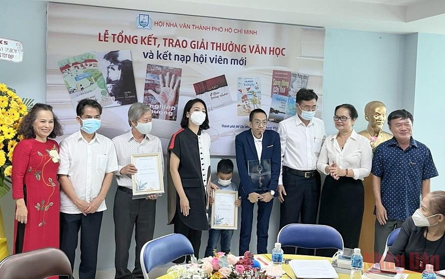 Trao giải Cống hiến cho đại diện gia đình nhà văn Lê Văn Nghĩa và nhà thơ Đoàn Vị Thượng.