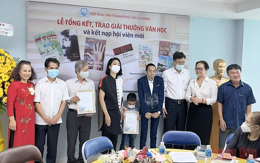 Trao giải Cống hiến cho đại diện gia đình nhà văn Lê Văn Nghĩa và nhà thơ Đoàn Vị Thượng.