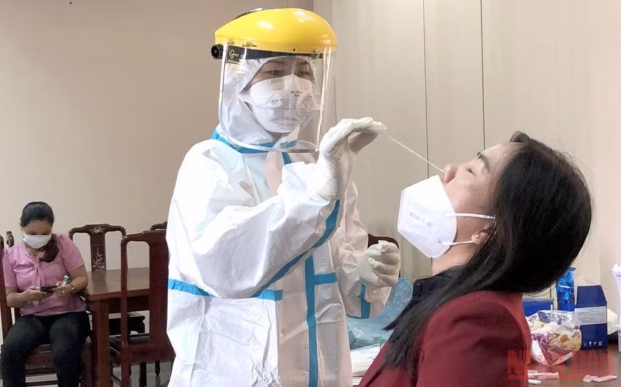 Lấy mẫu xét nghiệm nhanh người chưa tiêm ngừa Covid-19 trở về Sóc Trăng đón Tết Nguyên đán.