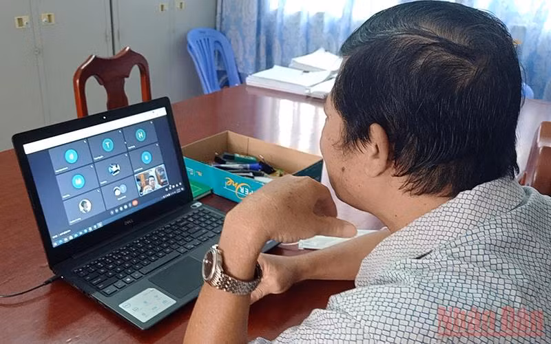 Thầy giáo Trường THCS Võ Nguyên Giáp tương tác với học sinh qua công cụ Google Meet.