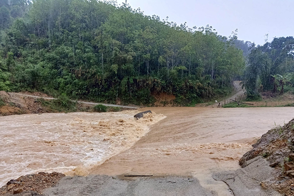 Khu vực xảy ra vụ trôi xe múc làm một người mất tích.