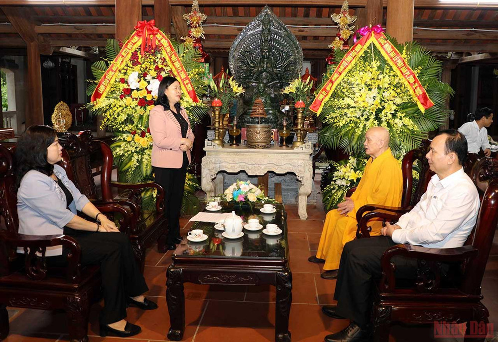 Bí thư Trung ương Đảng, Trưởng ban Dân vận Trung ương Bùi Thị Minh Hoài thăm, chúc mừng nhân dịp Đại lễ Phật đản tại chùa Hàm Long, phường Nam Sơn, thành phố Bắc Ninh. Trưởng ban Dân vận Trung ương thăm, chúc mừng Đại lễ Phật đản tại tỉnh Bắc Ninh -0