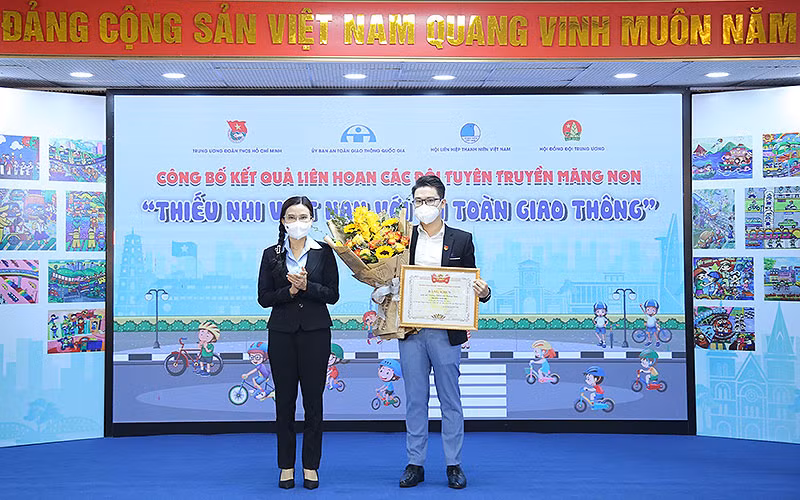 Bí thư Trung ương Đoàn TNCS Hồ Chí Minh Nguyễn Phạm Duy Trang, Chủ tịch Hội đồng Đội Trung ương (bên trái) trao giải Nhất tặng đại diện Trường Trung học cơ sở Võ Trường Toản (TP Dĩ An, tỉnh Bình Dương).