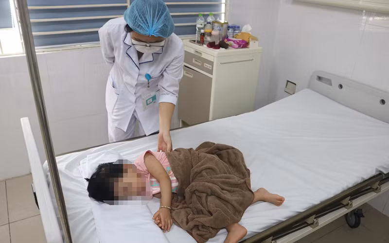 Bệnh nhi mắc sốt xuất huyết điều trị tại Bệnh viện Bệnh Nhiệt đới Trung ương. 