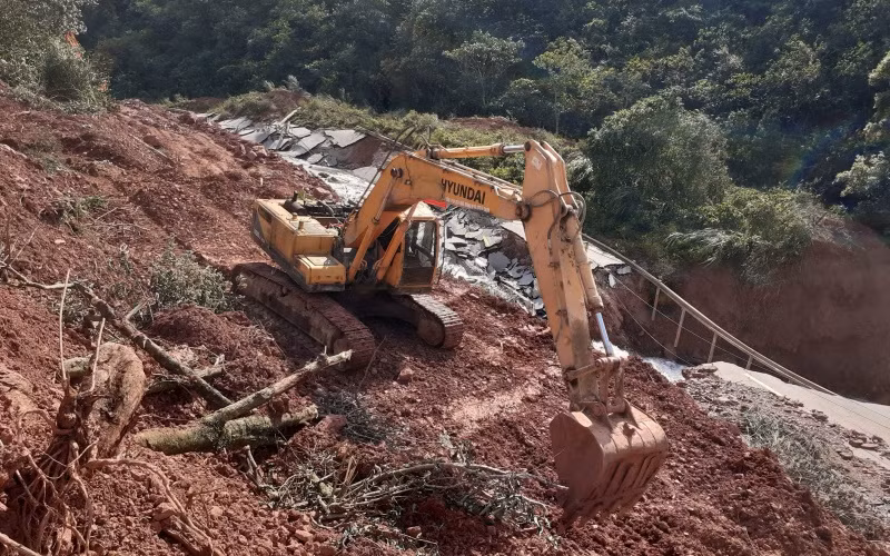 Ngành GTVT Quảng Bình thi công đường tạm để thông tuyến QL 12A.