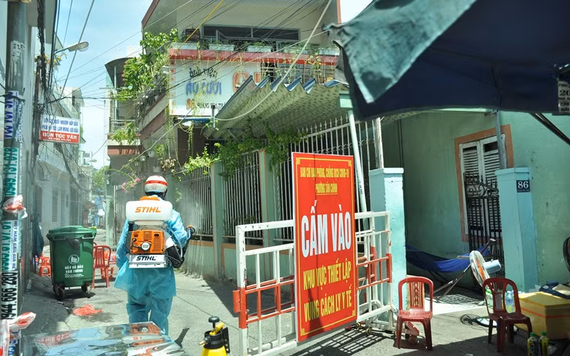 Phun khử khuấn phía trong khu vực cách ly phong tỏa tại kiệt 407 Lê Duẩn.