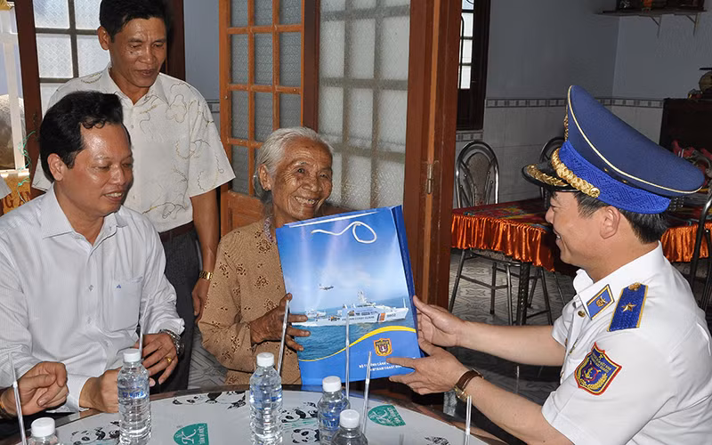 Đại diện Bộ Tư lệnh Cảnh sát biển Việt Nam thăm, tặng quà cho Bà Mẹ Việt Nam anh hùng tại xã Gia Thuận, huyện Gò Công Đông (Tiền Giang).
