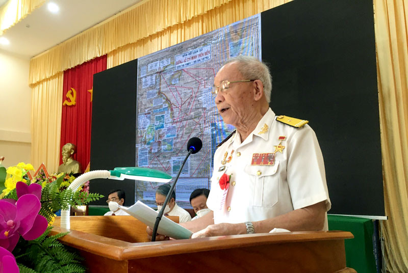 Thiếu tá, Anh hùng Lực lượng vũ trang nhân dân Nguyễn Văn Đức, nguyên Thuyền trưởng Tàu không số phát biểu tại hội thảo. Bến Tre phát huy tinh thần tiên phong mở đường Hồ Chí Minh trên biển -0