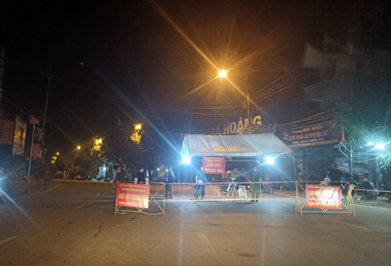 Chốt kiểm soát trên tuyến đường dẫn vào phường Ngọc Hà, TP Hà Giang bảo đảm người trực 24/24 giờ. Người dân trong khu phong tỏa đồng lòng chống dịch -0