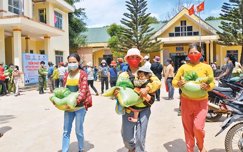 Niềm vui của dân nghèo được một chương trình thiện nguyện hỗ trợ phòng, chống Covid-19. 