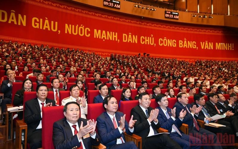 Việt Nam đang phấn đấu xây dựng là một xã hội dân giàu, nước mạnh, dân chủ, công bằng, văn minh, do nhân dân làm chủ.