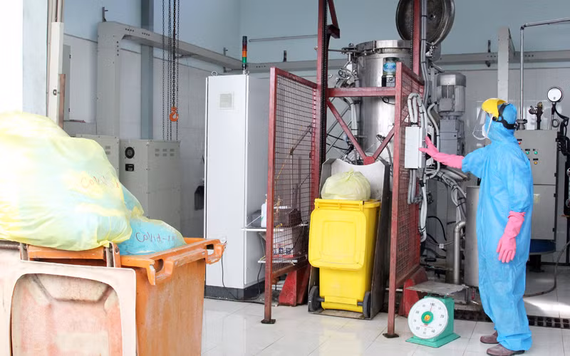 Thu gom, xử lý rác thải y tế Covid-19 tại Bệnh viện đa khoa tỉnh Vĩnh Long. Ảnh: BÁ DŨNG