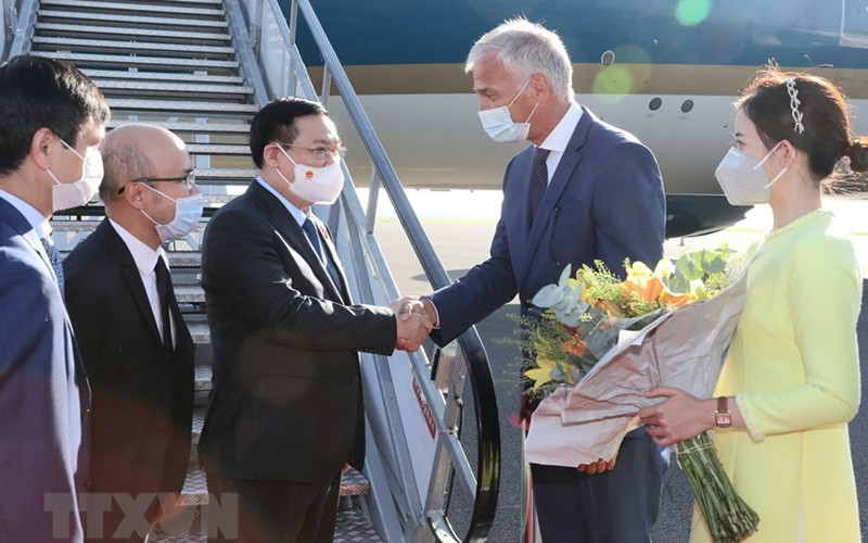 Lễ đón Chủ tịch Quốc hội Vương Đình Huệ tại sân bay quân sự Melsbroek, thủ đô Brussels. (Ảnh: TTXVN)