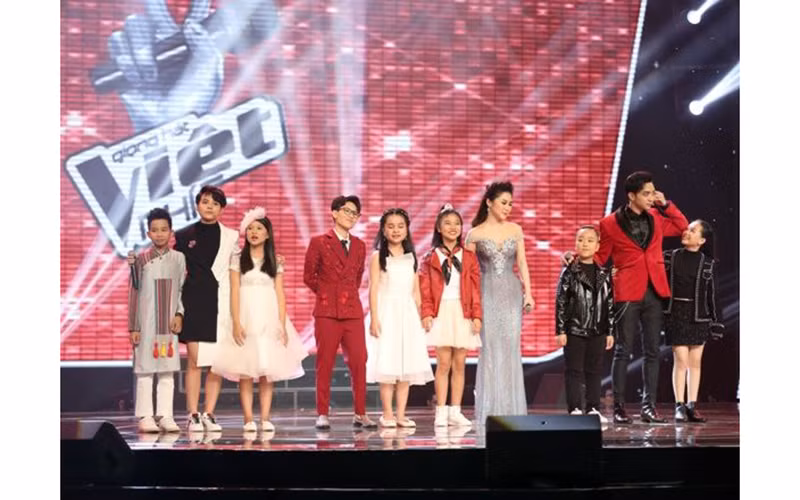 Các thí sinh và huấn luyện viên trong đêm chung kết The Voice Kids 2017. Ảnh: PT