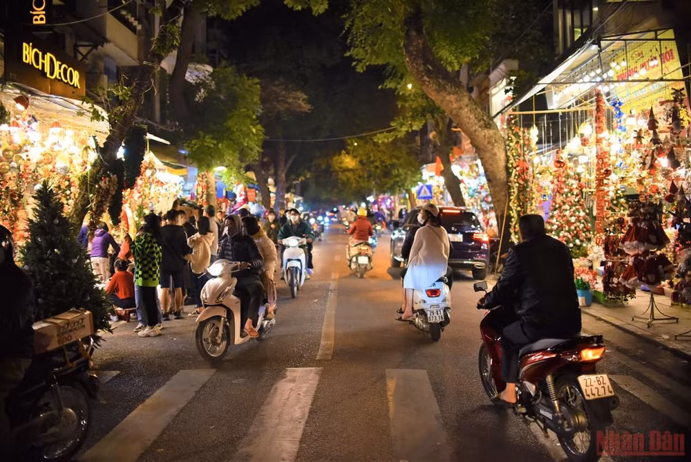 Phố Hàng Mã thay áo đón mùa Giáng sinh -0