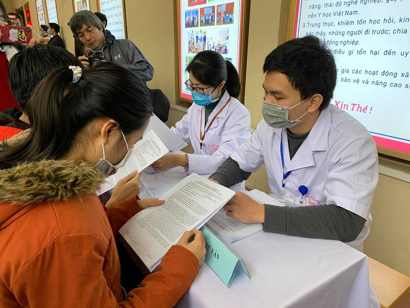 Các tình nguyện viên được tư vấn kỹ lưỡng khi đăng ký tham gia thử nghiệm. Vaccine phòng Covid-19 thứ 2 của Việt Nam được phát triển trên biến chủng mới của SARS-CoV-2 -0