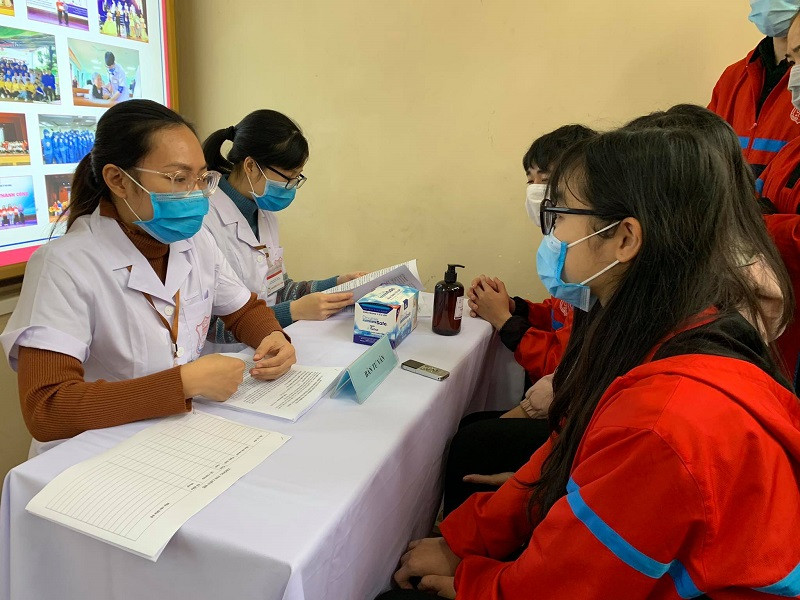 Các tình nguyện viên đăng ký thử nghiệm vaccine COVIVAC sáng 21-1.