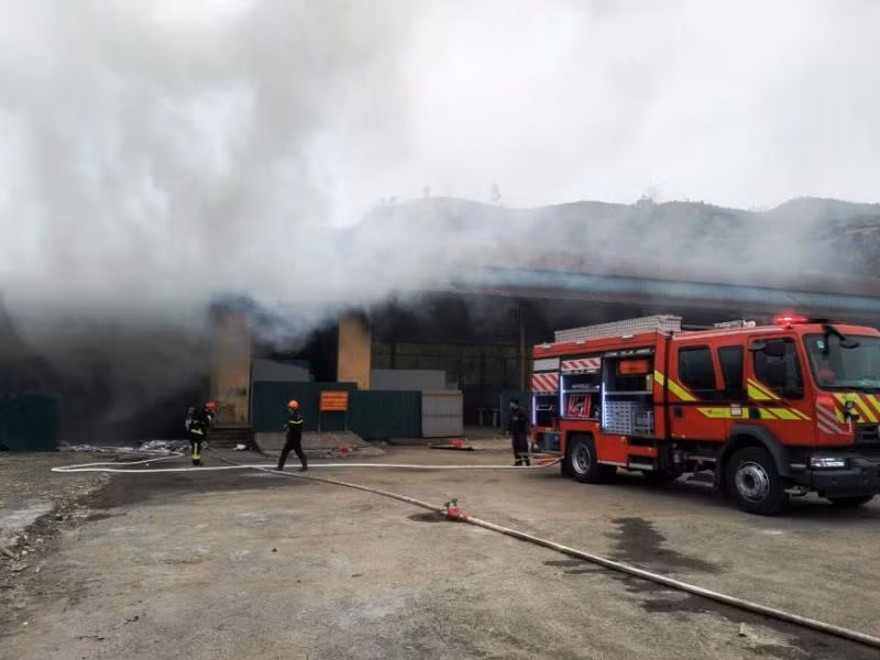 Các lực lượng chức năng nỗ lực dập lửa.