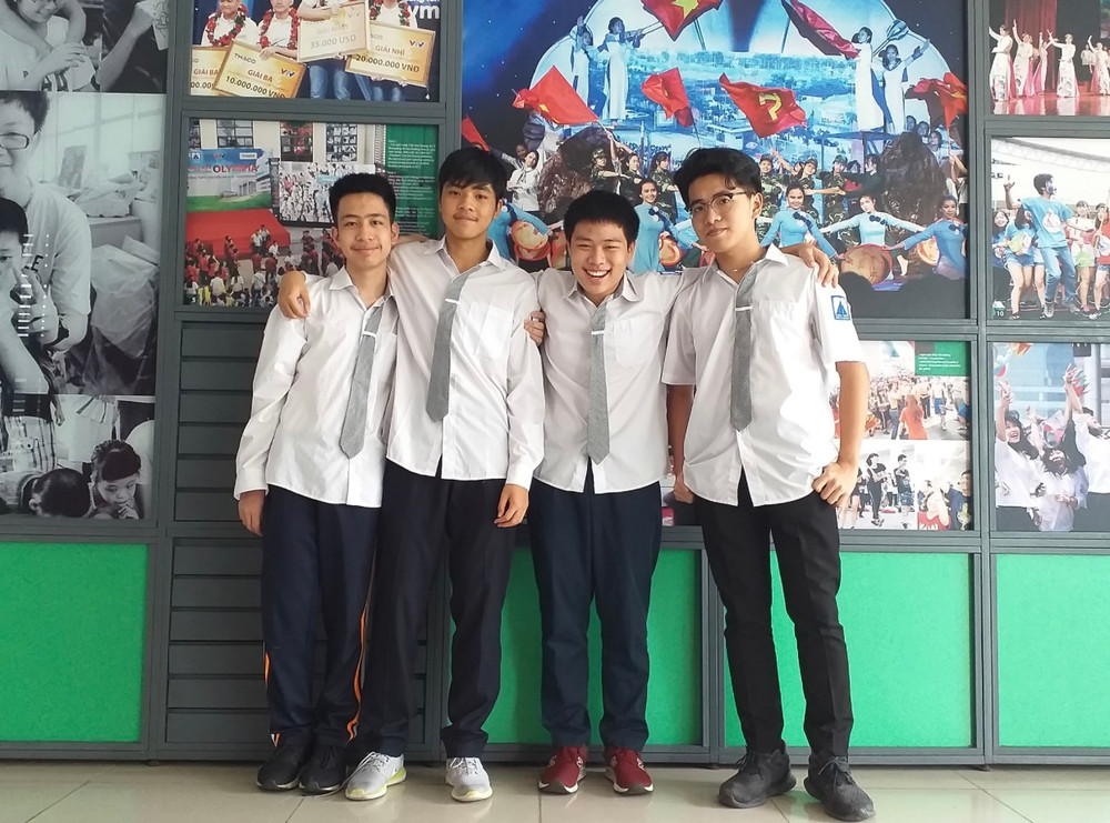 Đỗ Hoàng Quốc Bảo (thứ 2 bên trái) trong kỳ thi Toán mô hình quốc tế được tổ chức tại Mỹ tháng 2/2020. (ẢNH: NHÂN VẬT CUNG CẤP) Lần đầu tiên một học sinh trường chuyên Hà Nội-Amsterdam được kết nạp Đảng -0