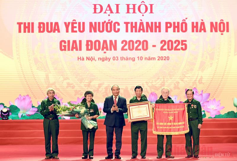 Thủ tướng Nguyễn Xuân Phúc trao Danh hiệu Anh hùng lực lượng vũ trang nhân dân của Chủ tịch nước cho Lực lượng Thanh niên xung phong TP Hà Nội. (Ảnh: DUY LINH) Thủ tướng Nguyễn Xuân Phúc dự Đại hội thi đua yêu nước TP Hà Nội -0