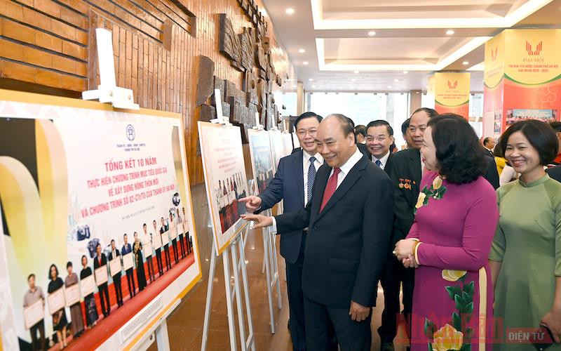 Thủ tướng Nguyễn Xuân Phúc cùng các đại biểu tham quan triển lãm ảnh về kết quả phong trào thi đua yêu nước giai đoạn 2015 - 2020. (Ảnh: DUY LINH) Thủ tướng Nguyễn Xuân Phúc dự Đại hội thi đua yêu nước TP Hà Nội -0