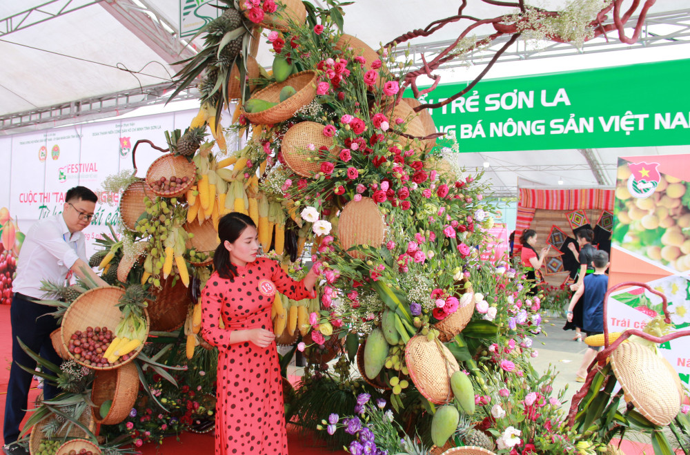 Tác phẩm tham gia dự thi của huyện Vân Hồ. Đặc sắc cuộc thi “Tạo hình nghệ thuật” từ hoa và trái cây -0