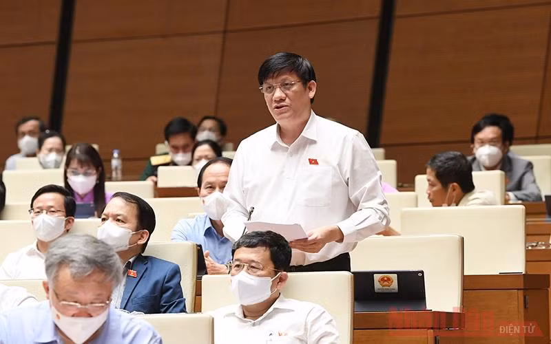 Bộ trưởng Y tế Nguyễn Thanh Long báo cáo trước Quốc hội về chiến lược vaccine. Ảnh: DUY LINH