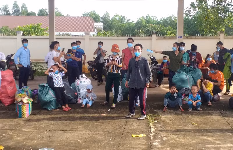 Nhóm 63 đồng bào dân tộc thiểu số H’Mông được chính quyền tỉnh Bình Thuận quan tâm, hỗ trợ đưa về quê ở Nghệ An.