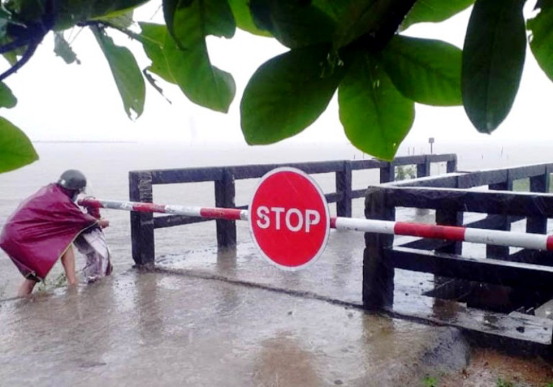 Tại khu vực vùng hạ lưu sông Ô Lâu, mưa lớn trong những ngày qua khiến nước sông dâng cao, nhiều tuyến đường ngập nặng. (ảnh: Trần Nam)