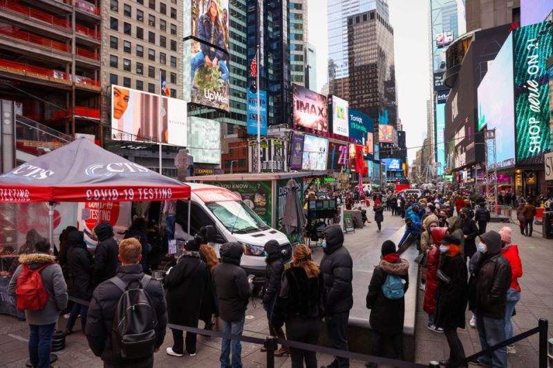 Xếp hàng chờ xét nghiệm Covid-19 ở quảng trường Thời đại, New York, Mỹ, ngày 19/12/2021. (Ảnh: Reuters) Châu Âu thắt chặt các biện pháp hạn chế trong làn sóng lây nhiễm kép -0