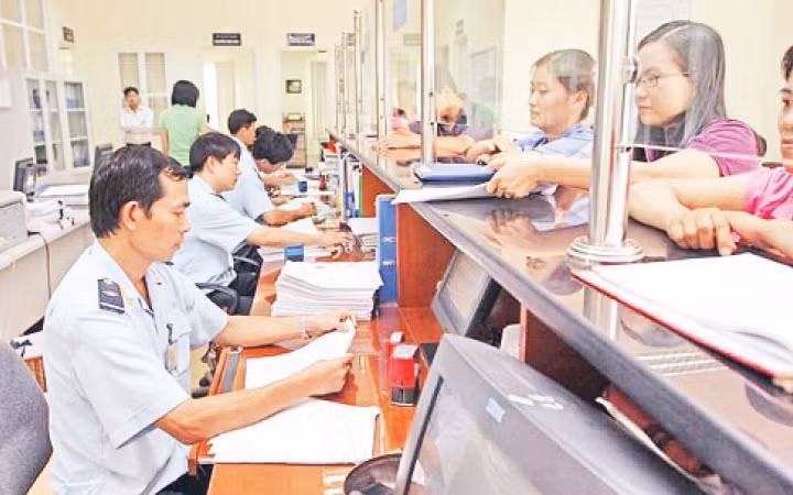 Ngành hải quan đã triển khai hiệu quả nhiều phong trào thi đua đến tận cơ sở. (Ảnh minh họa: Các doanh nghiệp làm thủ tục khai thuế tại Hải quan thành phố Hồ Chí Minh).