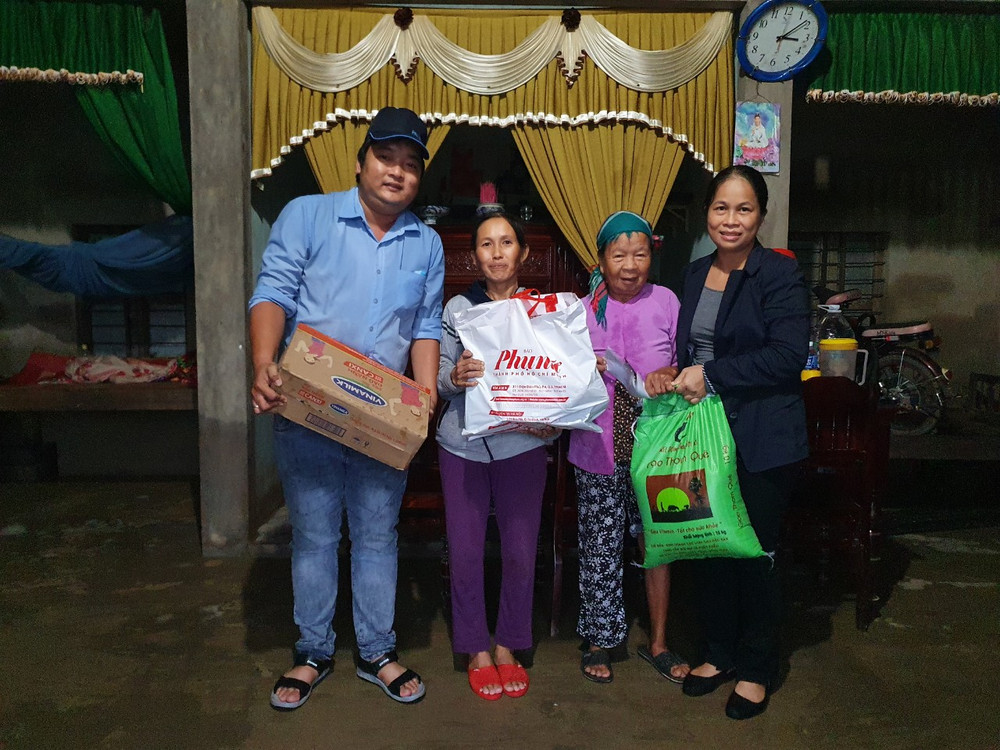 Niềm vui của người dân vùng lũ khi đón nhận tấm lòng của người dân cả nước chia sẻ trong những ngày khó khăn vì thiên tai. Người lao động Vinamilk góp gần bốn tỷ đồng hỗ trợ miền trung -0
