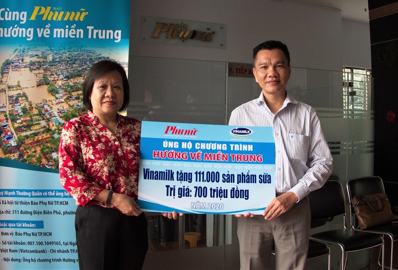 Ông Nguyễn Trung, Chủ tịch Công đoàn Công ty Vinamilk đại diện tập thể người lao động của công ty trao bảng tượng trưng 111.000 sản phẩm dinh dưỡng ủng hộ đồng bào miền trung.