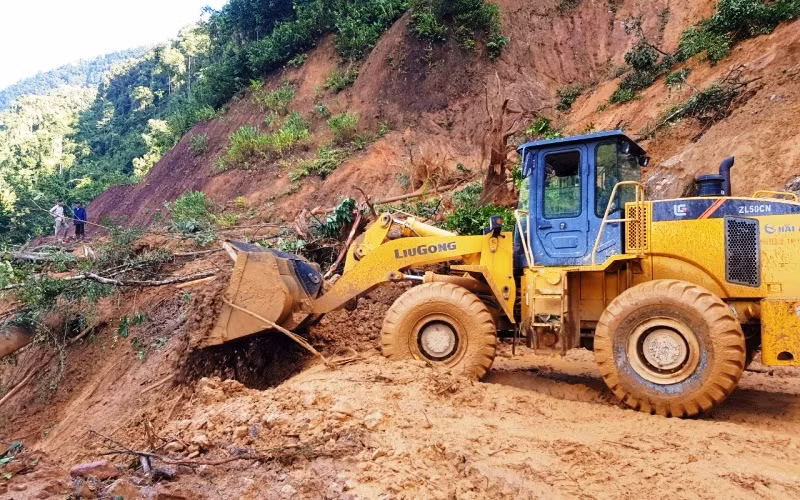 Huy động lực lượng khắc phục đường vào hiện trường. 